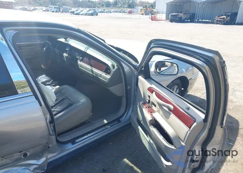 2004 Lincoln Town Car Ultimate z USA, uszkodzony, nr VIN 1LNHM83W94Y669716